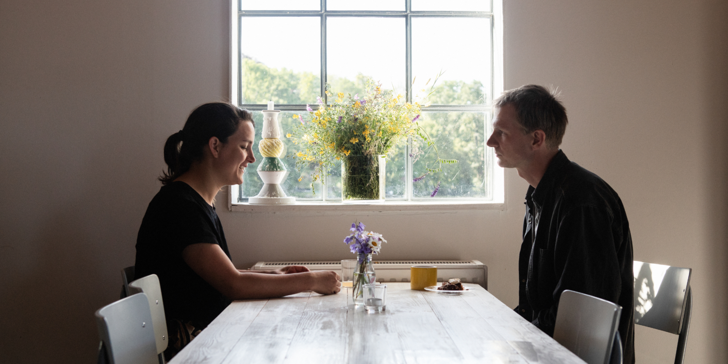 Ett par avnjuter frukost i caféet